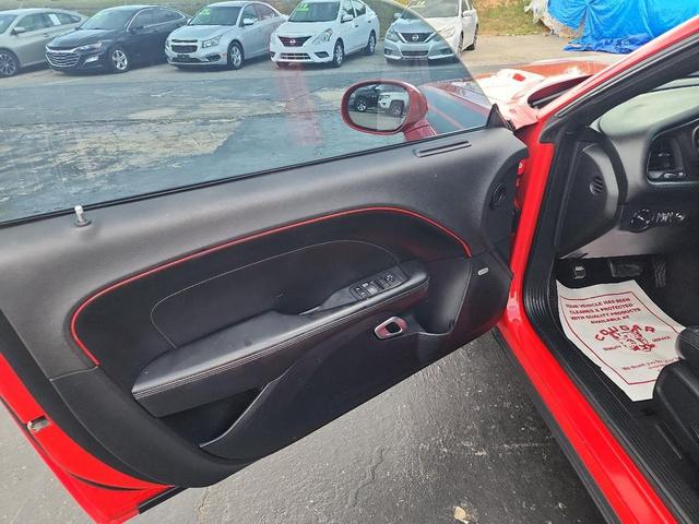 Photo of 2016 RED Dodge Challenger