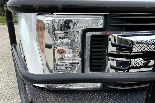Photo of 2019 Oxford White Ford F-250