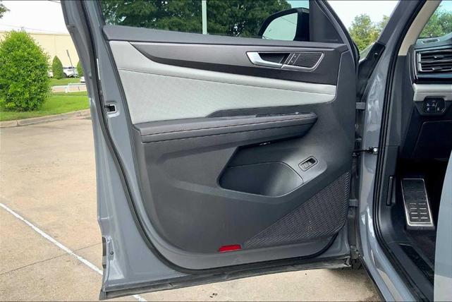 Photo of 2025 Pure Gray Volkswagen Atlas