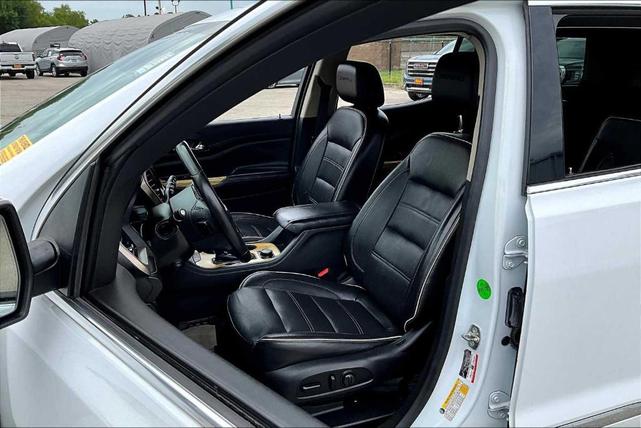 Photo of 2019 Summit White GMC Acadia