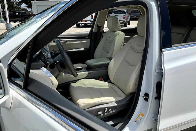 Photo of 2019 Crystal White Tri-Coat Cadillac XT5