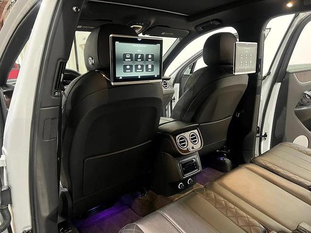 Photo of 2019 White Bentley Bentayga