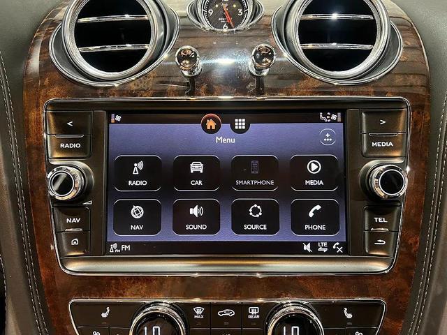 Photo of 2019 White Bentley Bentayga