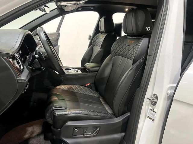Photo of 2019 White Bentley Bentayga