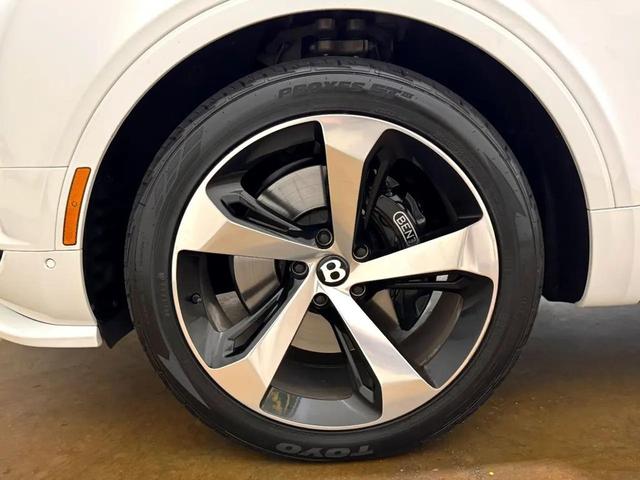 Photo of 2019 White Bentley Bentayga