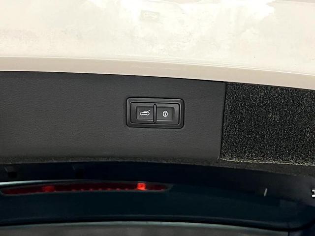 Photo of 2019 White Bentley Bentayga