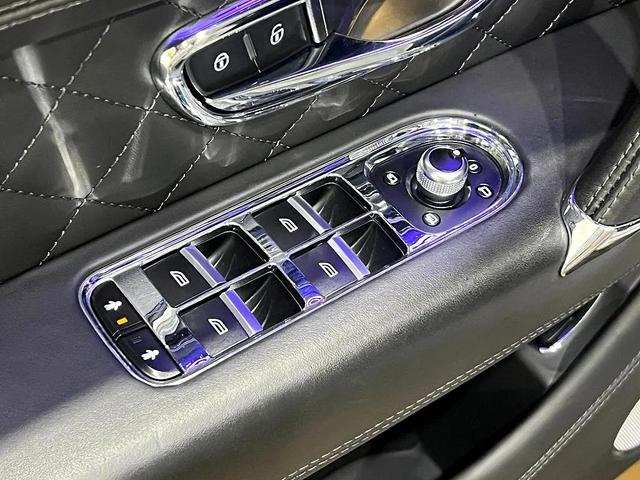 Photo of 2019 White Bentley Bentayga