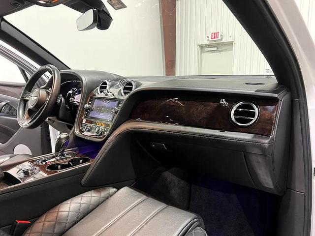Photo of 2019 White Bentley Bentayga