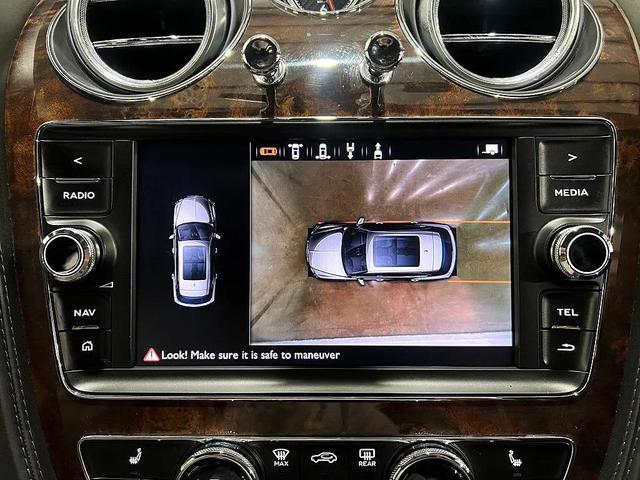 Photo of 2019 White Bentley Bentayga