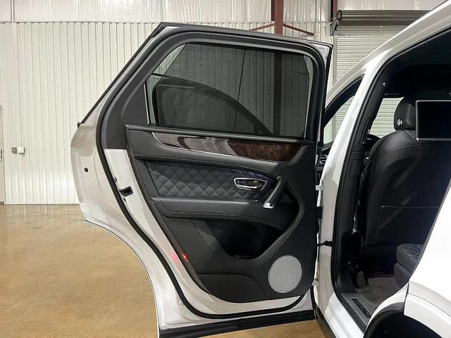 Photo of 2019 White Bentley Bentayga