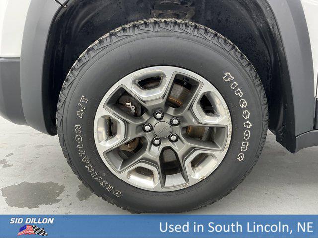 Photo of 2019 Bright White Clearcoat Jeep Cherokee