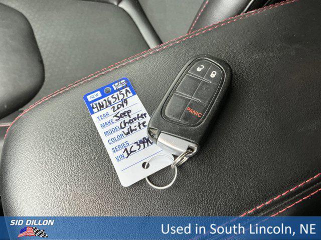 Photo of 2019 Bright White Clearcoat Jeep Cherokee