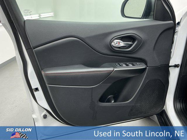 Photo of 2019 Bright White Clearcoat Jeep Cherokee