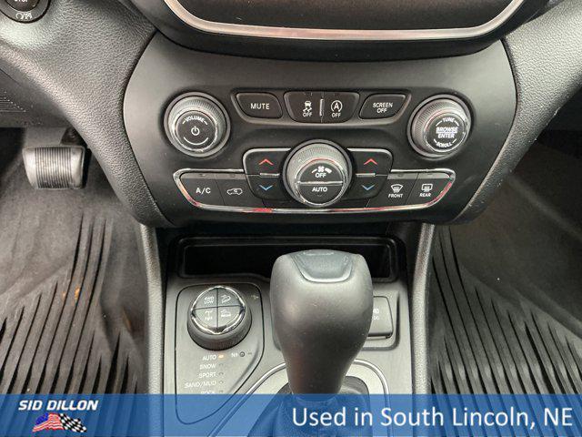 Photo of 2019 Bright White Clearcoat Jeep Cherokee