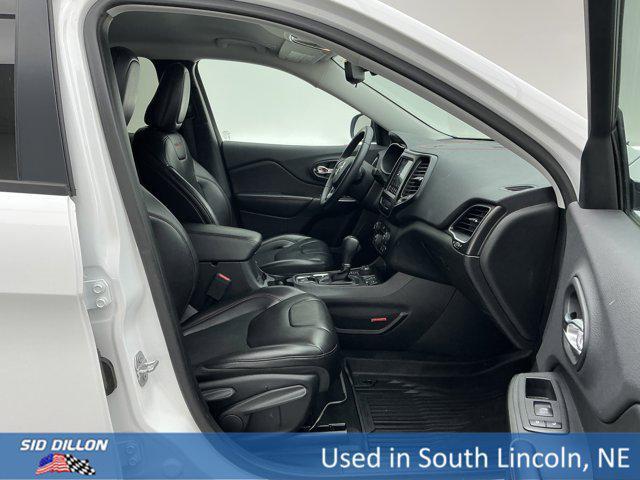 Photo of 2019 Bright White Clearcoat Jeep Cherokee
