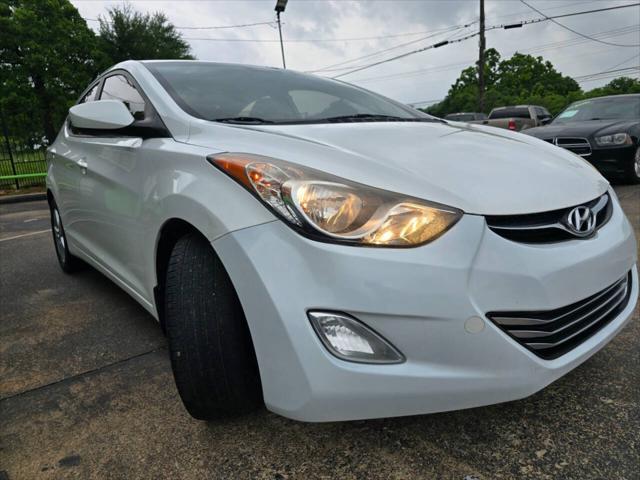 Photo of 2013 Pearl White Hyundai ELANTRA