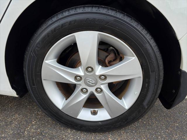 Photo of 2013 Pearl White Hyundai ELANTRA