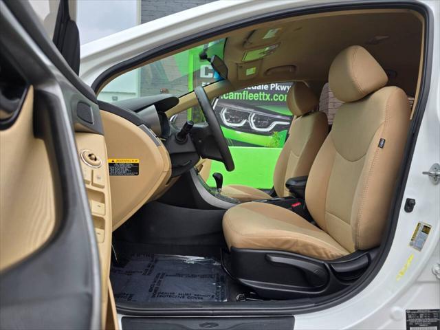 Photo of 2013 Pearl White Hyundai ELANTRA