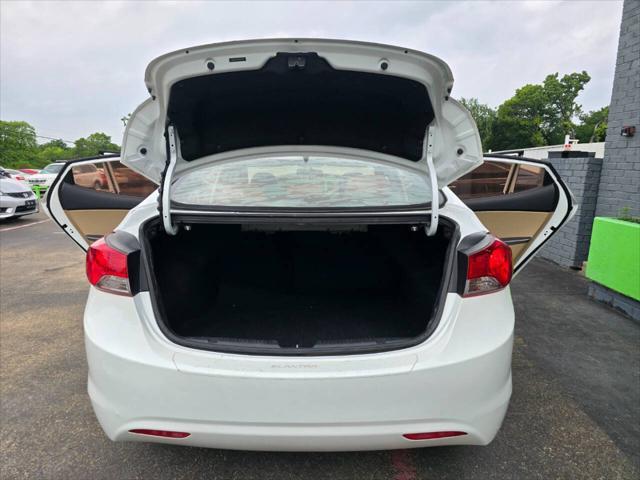 Photo of 2013 Pearl White Hyundai ELANTRA