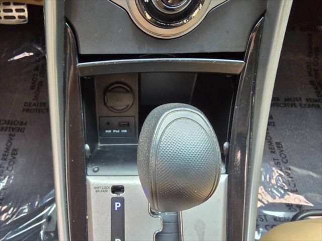 Photo of 2013 Pearl White Hyundai ELANTRA