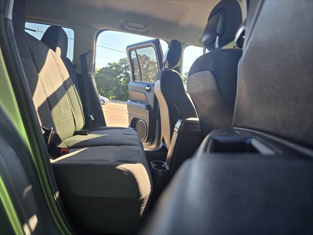 Photo of 2015 Billet Silver Metallic Clear Coat Jeep Patriot