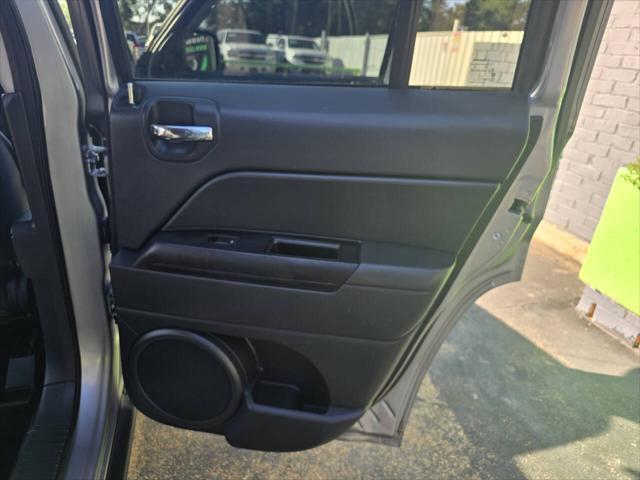 Photo of 2015 Billet Silver Metallic Clear Coat Jeep Patriot