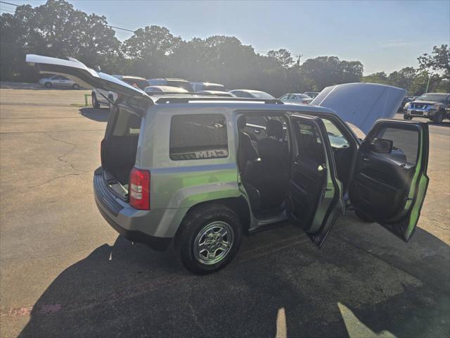 Photo of 2015 Billet Silver Metallic Clear Coat Jeep Patriot