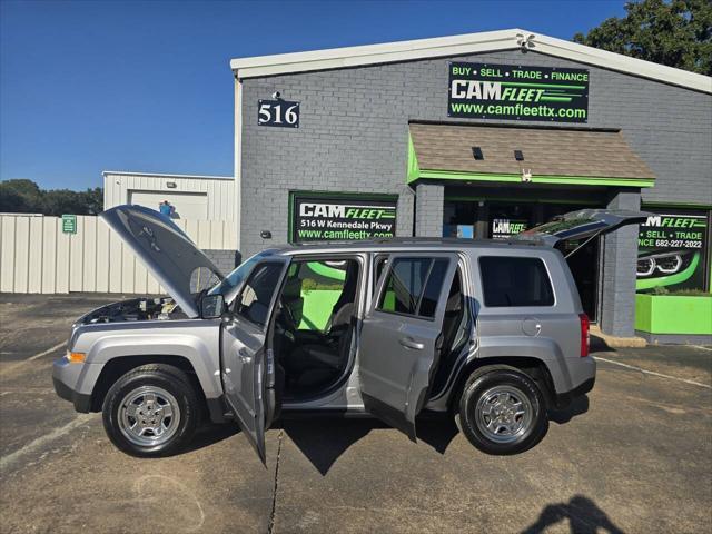 Photo of 2015 Billet Silver Metallic Clear Coat Jeep Patriot