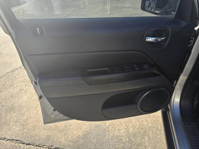Photo of 2015 Billet Silver Metallic Clear Coat Jeep Patriot
