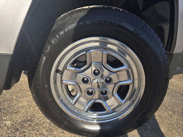 Photo of 2015 Billet Silver Metallic Clear Coat Jeep Patriot