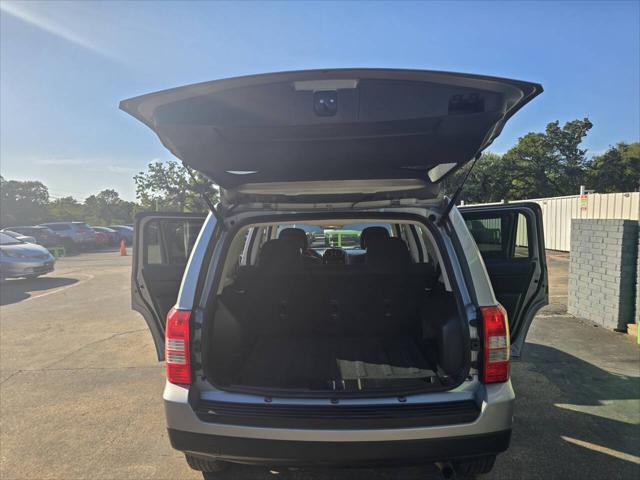 Photo of 2015 Billet Silver Metallic Clear Coat Jeep Patriot