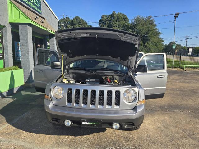 Photo of 2015 Billet Silver Metallic Clear Coat Jeep Patriot