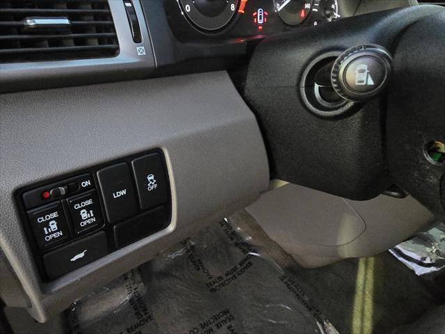 Photo of 2014 White Diamond Pearl Honda Odyssey