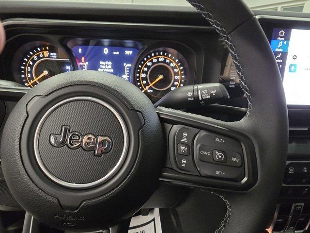 Photo of 2025 Bright White Clearcoat Jeep Gladiator