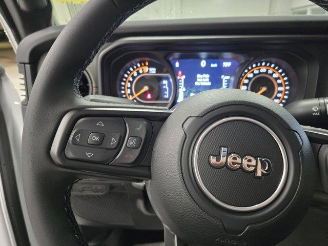 Photo of 2025 Bright White Clearcoat Jeep Gladiator