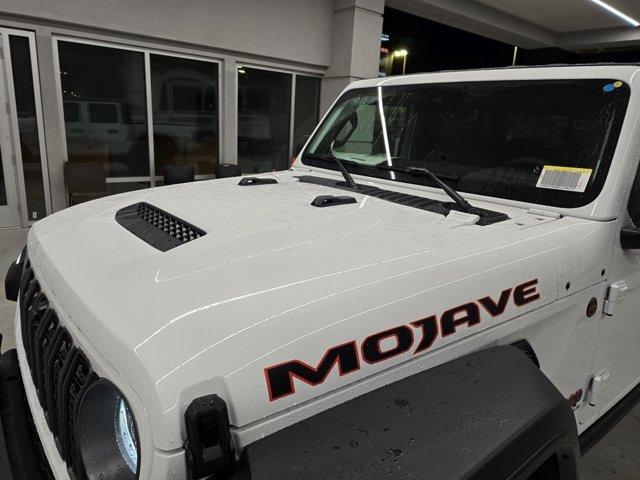 Photo of 2025 Bright White Clearcoat Jeep Gladiator