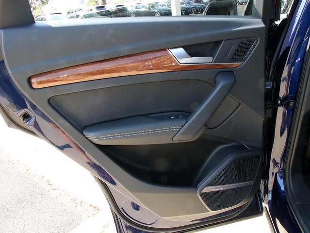 Photo of 2022 Navarra Blue Metallic Audi Q5