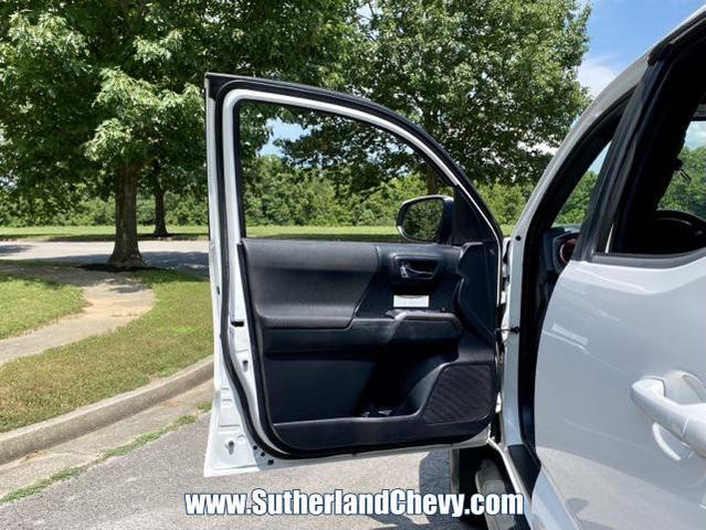 Photo of 2019 Super White Toyota Tacoma