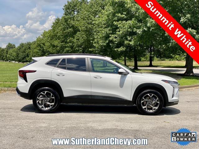 Photo of 2025 Summit White Chevrolet Trax