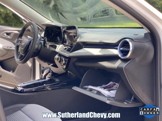 Photo of 2025 Summit White Chevrolet Trax