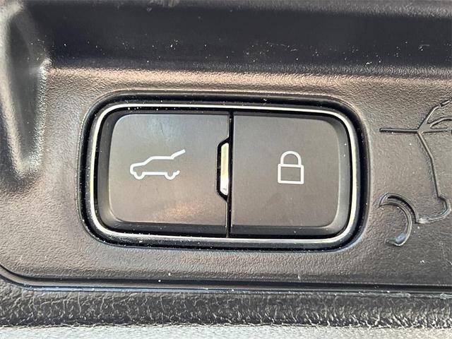 Photo of 2021 White Ford Explorer