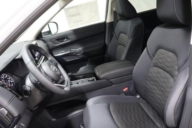 Photo of 2025 Everest White P Nissan Pathfinder