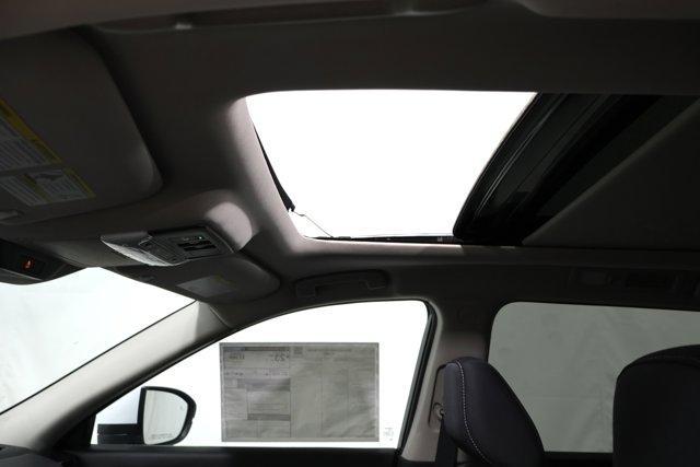 Photo of 2025 Everest White P Nissan Pathfinder