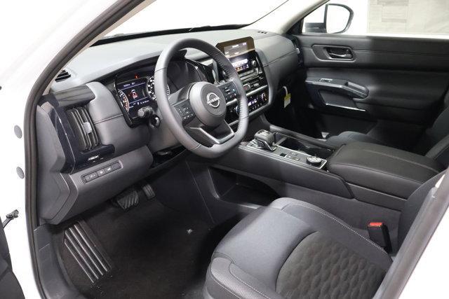 Photo of 2025 Everest White P Nissan Pathfinder