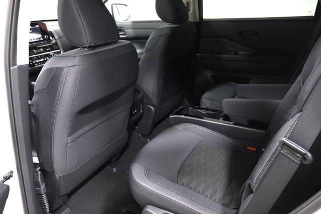 Photo of 2025 Everest White P Nissan Pathfinder