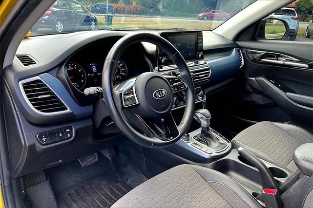 Photo of 2021 Starbright Yellow / Black Roof Kia Seltos