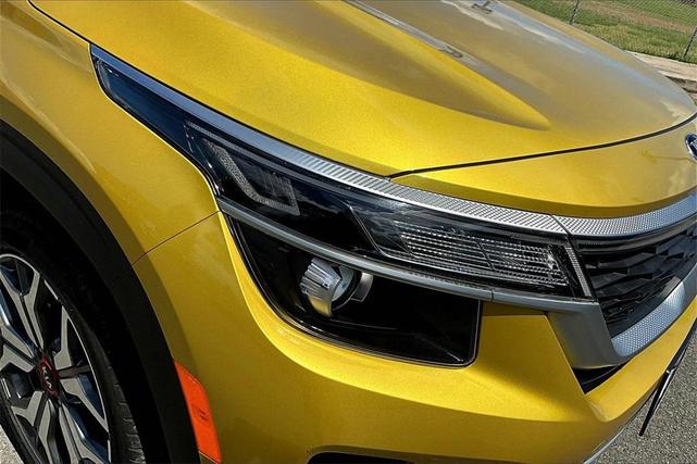 Photo of 2021 Starbright Yellow / Black Roof Kia Seltos