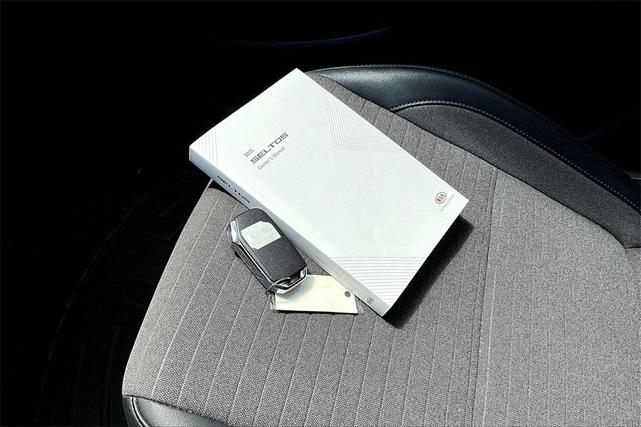 Photo of 2021 Starbright Yellow / Black Roof Kia Seltos