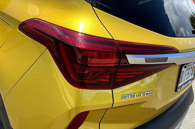 Photo of 2021 Starbright Yellow / Black Roof Kia Seltos