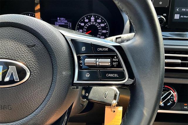 Photo of 2021 Starbright Yellow / Black Roof Kia Seltos